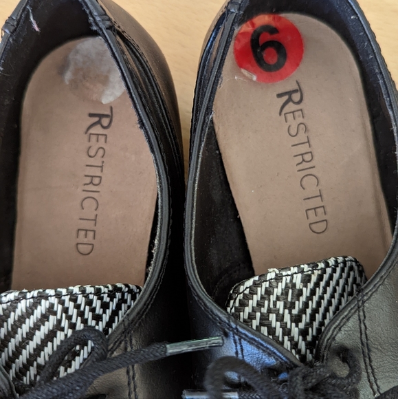 Restricted shoes - Picture 2 of 3